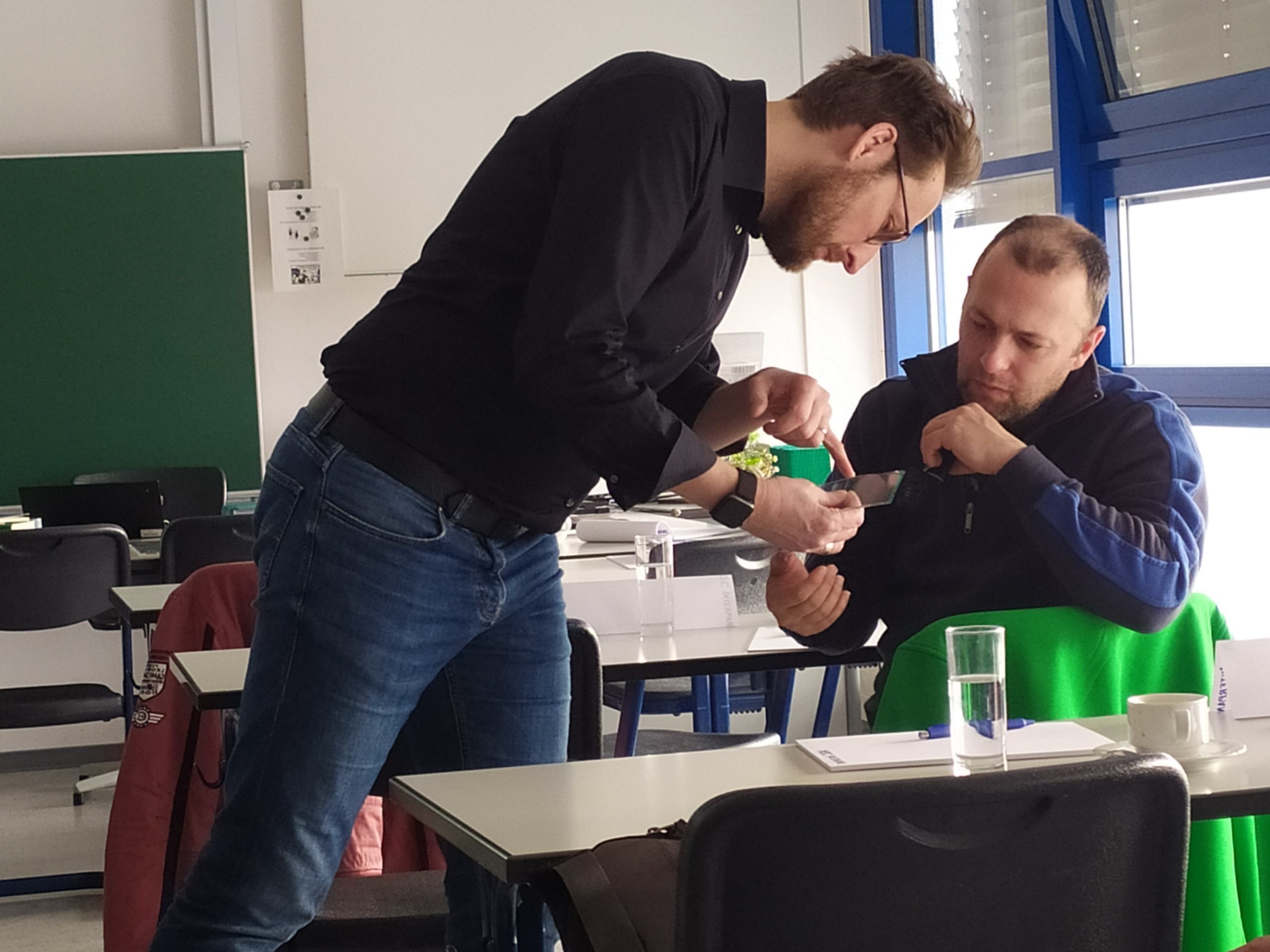 GlasCampus Torgau - im Kurs: Dozent und Kursteilnehmer prüfen ein Werkstück