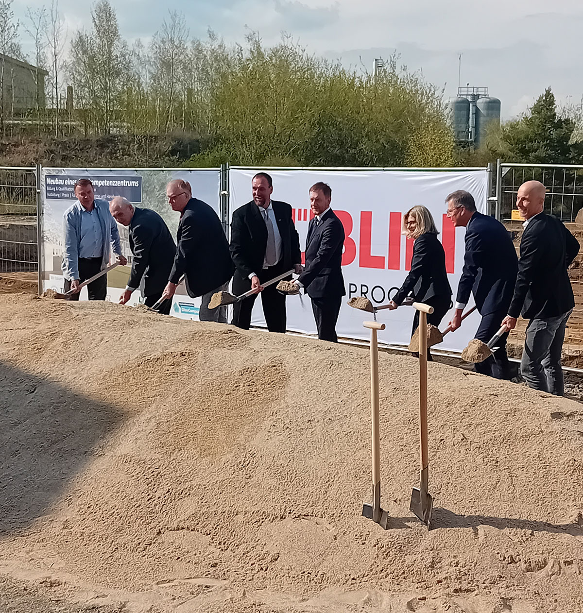 Symbolischer Spatenstich für den Bau des Glaskompetenzzentrums Torgau (von links): Alfred Thiele (Unternehmer, Beirat GlasCampus), Dr. Uwe Schneider (Schulleiter BSZ Nordsachsen, Beirat GlasCampus), Frank Tollert (Vizepräsident Handwerkskammer Leipzig), Arnd Steyer (Obermeister Glaserinnung), Michael Kretschmer (Ministerpräsident Sachsen), Prof. Jutta Emes (Rektorin TU Freiberg), Kai Emanuel (Landrat Nordsachsen), Gerald Endlich (Direktionsleiter Züblin). Foto: LRA/Winkler
